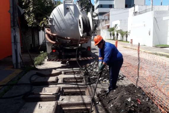 Operação tapa buracos atende Zona Norte com manutenção da rede de drenagem 