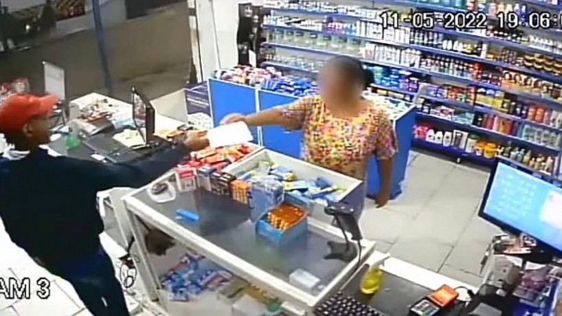 [VÍDEO] Mulher entra em farmácia durante assalto e, sem perceber, entrega receita a criminoso