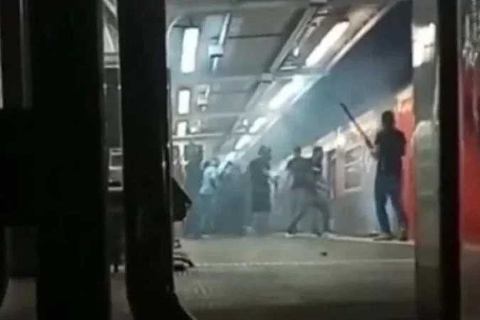 Bebê de sete meses cai nos trilhos do metrô durante briga entre torcidas em SP