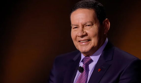 Mourão sobre compra de Viagra: "O que são 35 mil comprimidos para 110 mil velhinhos?"