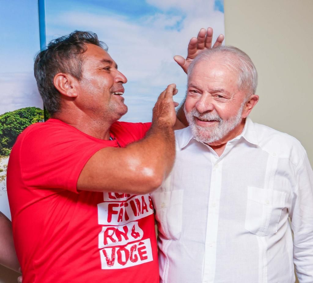 Adulador de Lula realiza sonho e alisa ex-presidente em Natal; Veja