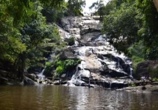 Jovem tenta tirar selfie e morre ao cair de cachoeira