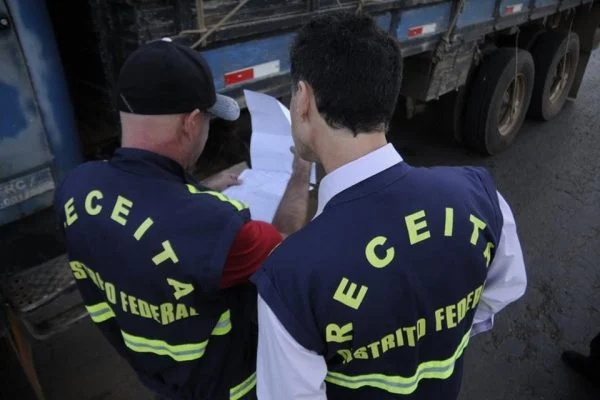 Em protesto, 951 auditores da Receita Federal entregam cargos