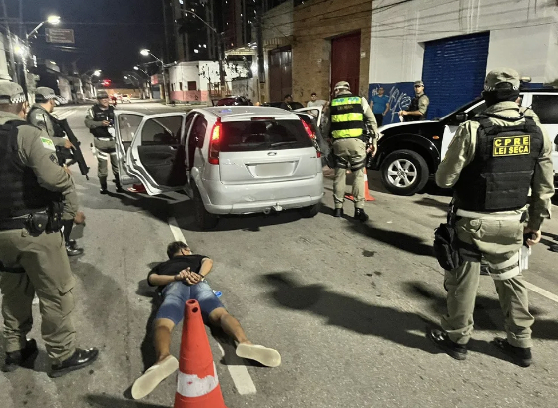 Trio tenta fugir de blitz, quase atropela agente e acaba preso com armas e drogas em Natal