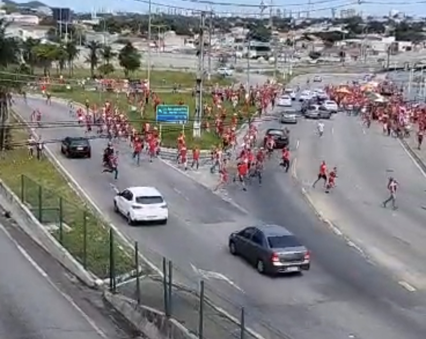 [VÍDEO] Explosões e correria marcam pré-jogo entre América e Paysandu na Arena das Dunas