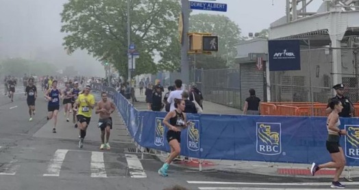 Após completar maratona, corredor cai no chão e morre; outros 16 passam mal