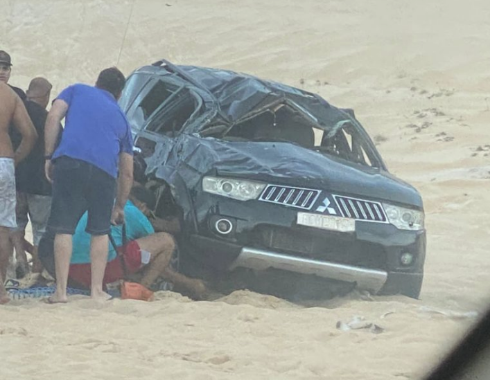 [VÍDEO] Impressionante: Carro capota 4x nas dunas da praia de Búzios