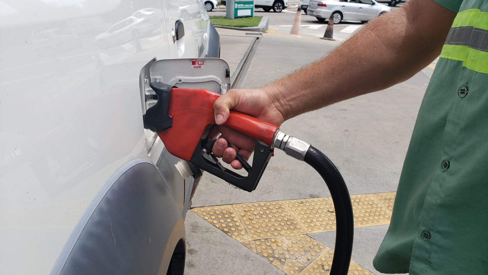 No Brasil, gasolina chega a R$ 7,99 e botijão de gás, a R$ 140