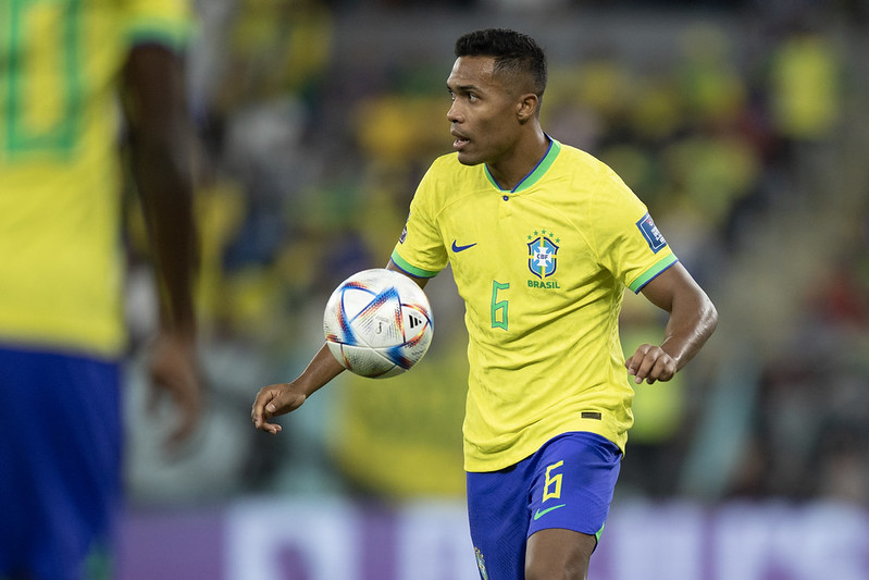 Alex Sandro tem lesão no quadril e desfalca Brasil contra Camarões