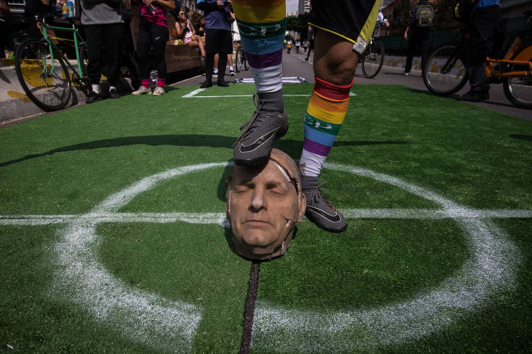 [VIDEO] Futebol com a cabeça de Bolsonaro volta a causar polêmica em plena campanha