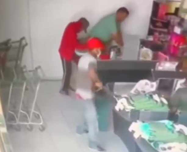 [VÍDEO] Bandidos armados com facões assaltam supermercado em Currais Novos