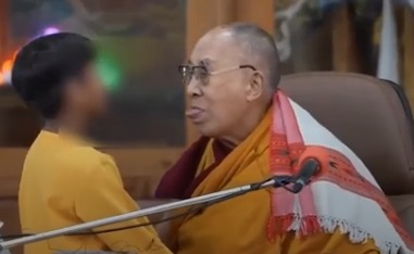 [VÍDEO] Dalai Lama se desculpa após pedir para menino “chupar” sua língua