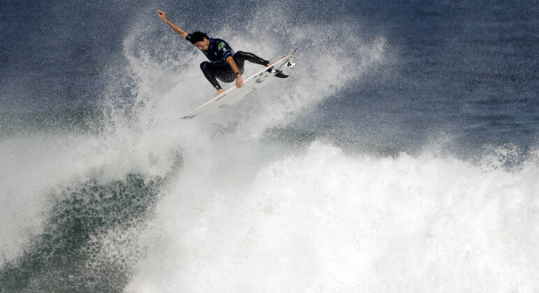 [VIDEO] Brasileiro tira nota 10 na final e ganha etapa do Rio do Circuito Mundial de surfe