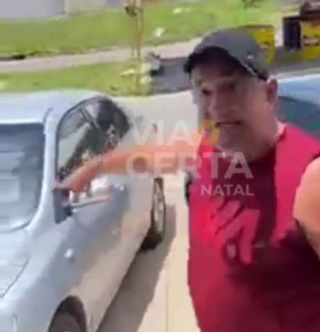 [VIDEO] Descontrolado, homem bate em carro de propósito, ameaça pessoas e foge; Polícia investiga