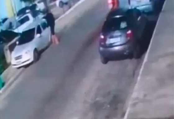 [VIDEO] Câmeras mostram momento em que homem abandona carro com corpo dentro em frente a UPA de Parnamirim