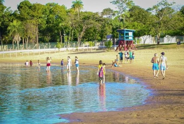 Cinco banhistas são atacados por piranhas em balneário