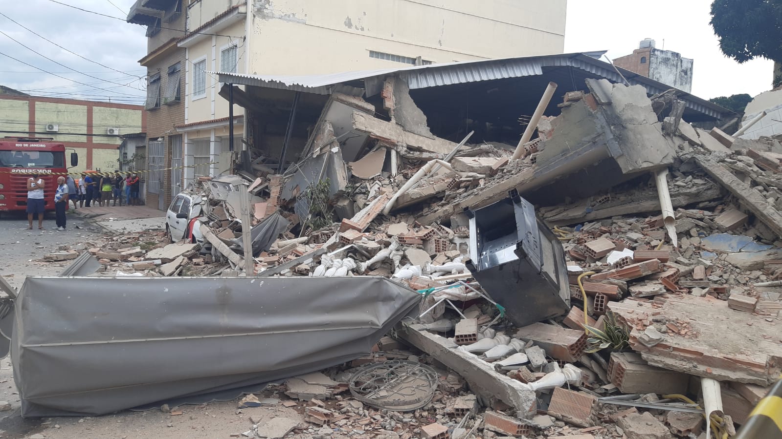 Desabamento de prédio deixa um morto e três feridos no RJ