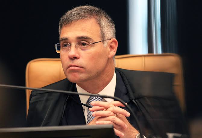 André Mendonça libera reportagens do UOL sobre compra de imóveis em dinheiro vivo pela família Bolsonaro