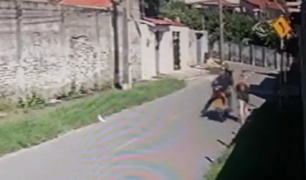 [VIDEO] Desrespeito: Motociclista passa e dá tapa na bunda de mulher em rua deserta