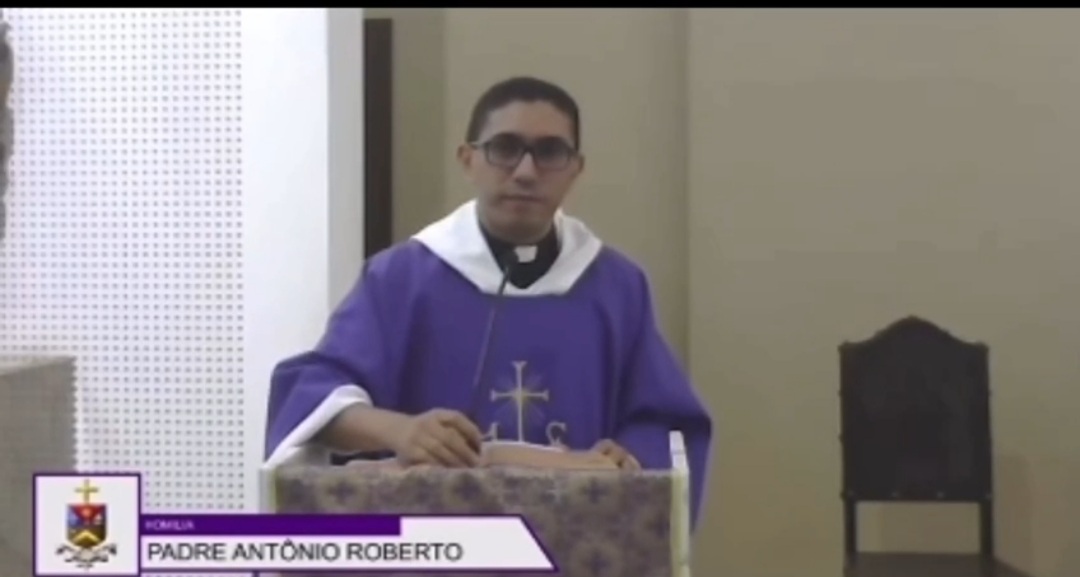 [VIDEO] Vítimas de assalto correm para dentro de igreja no meio da missa