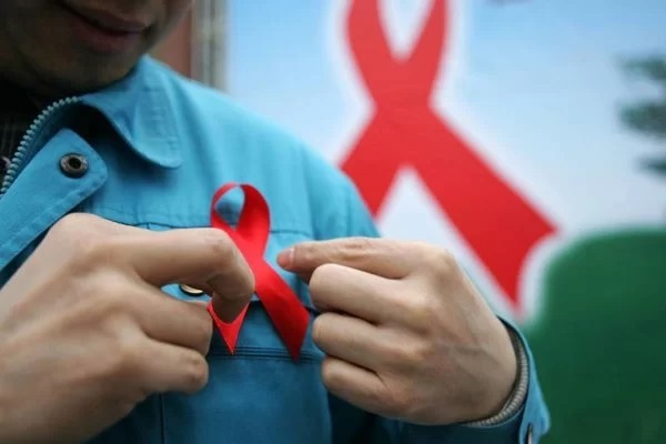 Aids matou uma pessoa por minuto no mundo em 2022, diz Unaids