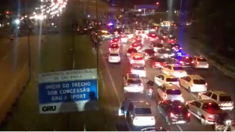 Manifestantes bloqueiam acesso ao aeroporto de Guarulhos