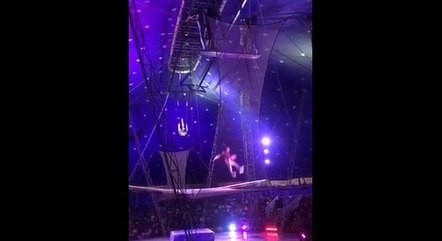 [VÍDEO] Imagens fortes: Trapezista despenca durante acrobacia na estreia de circo