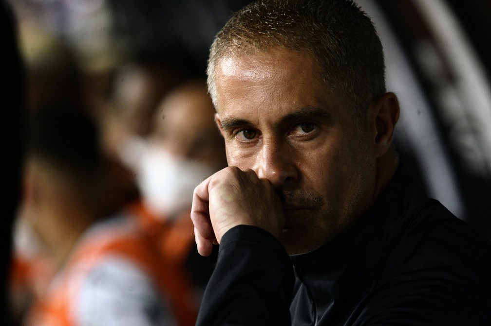 Corinthians demite Sylvinho após derrota para o Santos em Itaquera