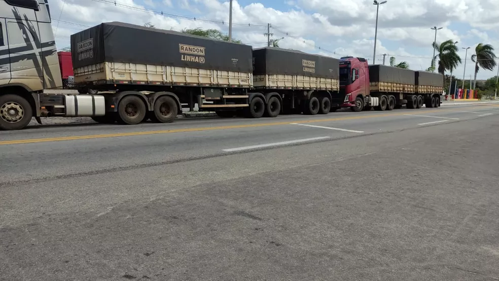 Duas carretas com 100 toneladas de farinha de trigo são apreendidas no RN por sonegação de impostos