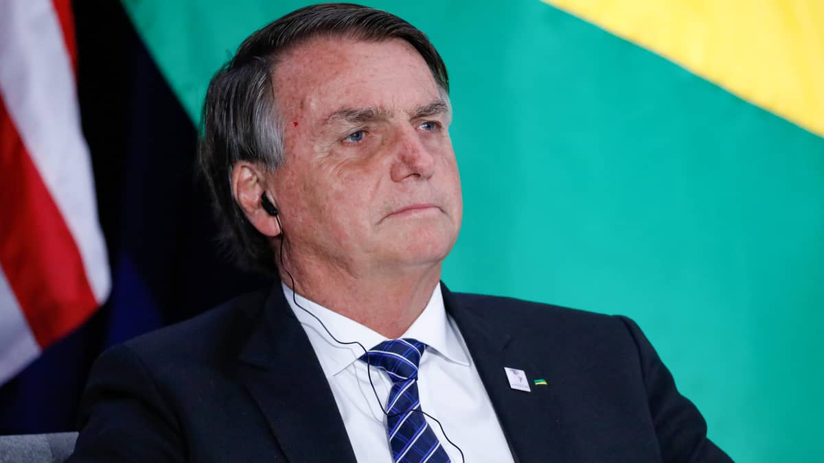 CGU decide retirar sigilo sobre cartão de vacina de Bolsonaro