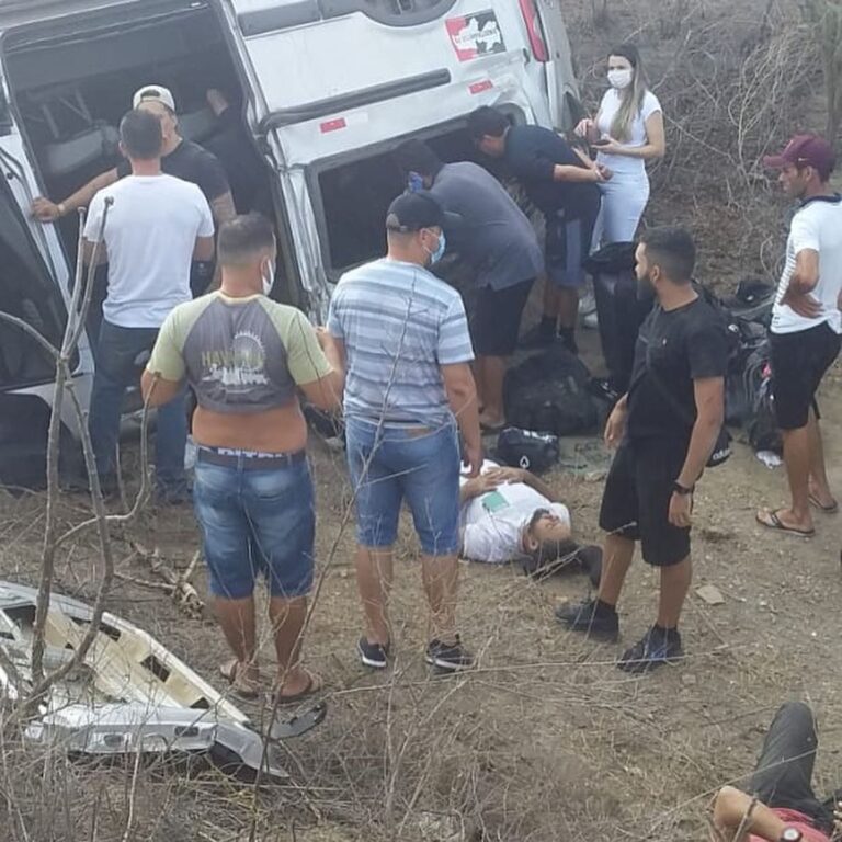 [FOTOS] Carro com a banda de Gusttavo Lima sofre acidente no interior da Paraíba