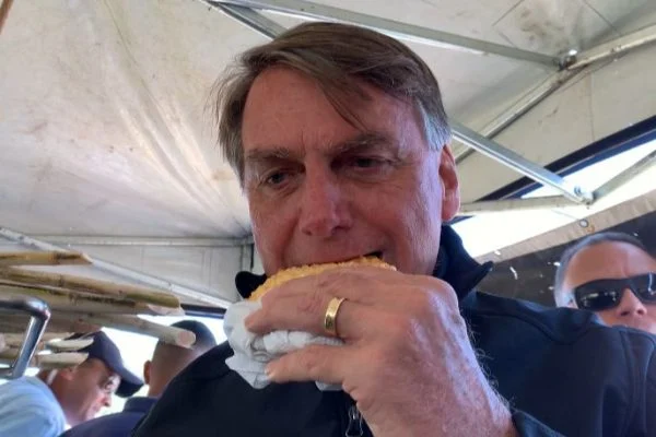 MP apura assédio a chef obrigado a provar comida antes de Bolsonaro