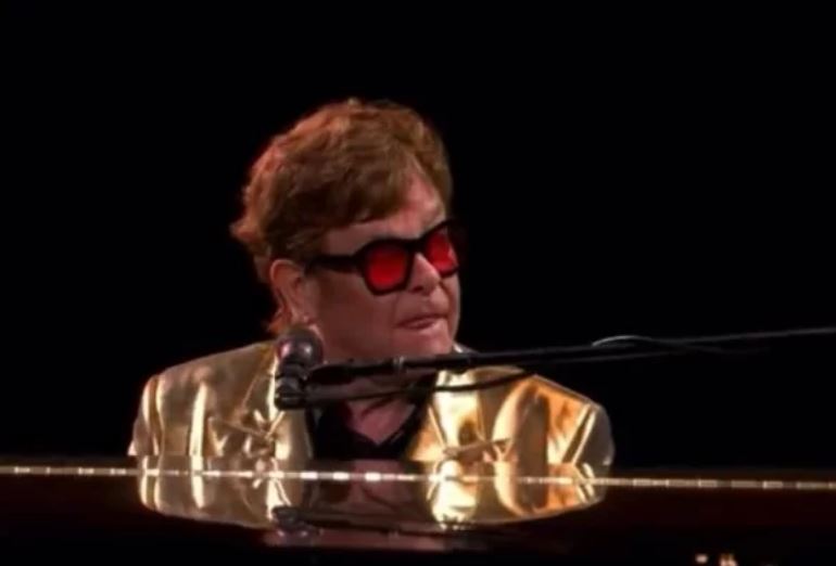 Elton John é levado às pressas ao hospital após queda em casa