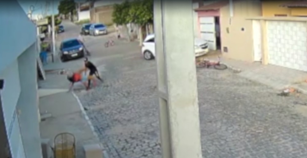 [VÍDEO] Marido agride esposa no meio da rua e foge após vizinho sacar arma e efetuar disparos no RN