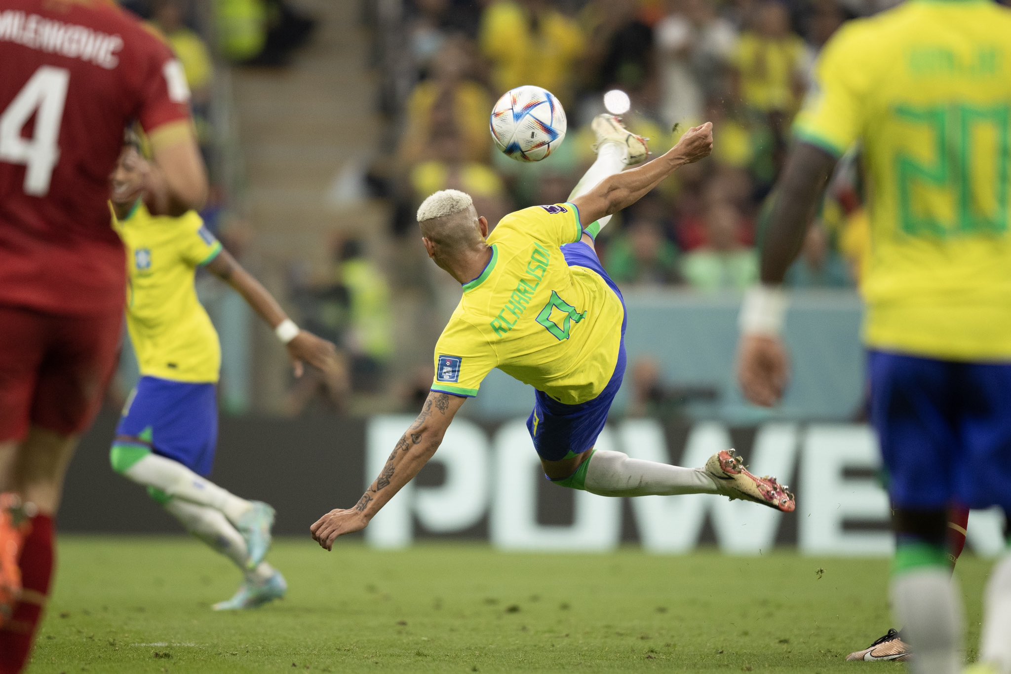 Brasil faz estreia segura,  com qualidade, e vence a Sérvia de 2 a 0