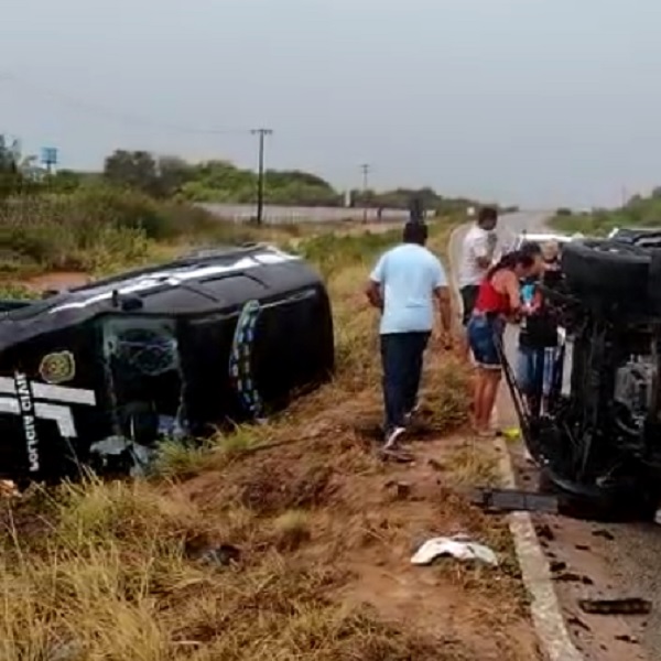 Policial e passageiro ficam feridos após acidente entre viatura da Polícia Civil e caminhão