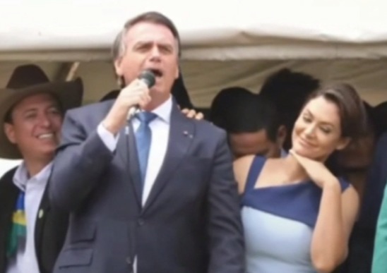 [VIDEO] Bolsonaro dá beijão em Michelle: "Procurem uma princesa e se casem com ela"