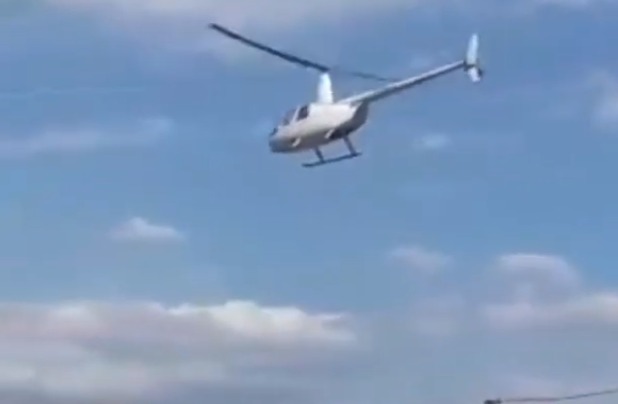 [VÍDEO] Impressionante: Helicóptero bate em cabos e cai com políticos dentro