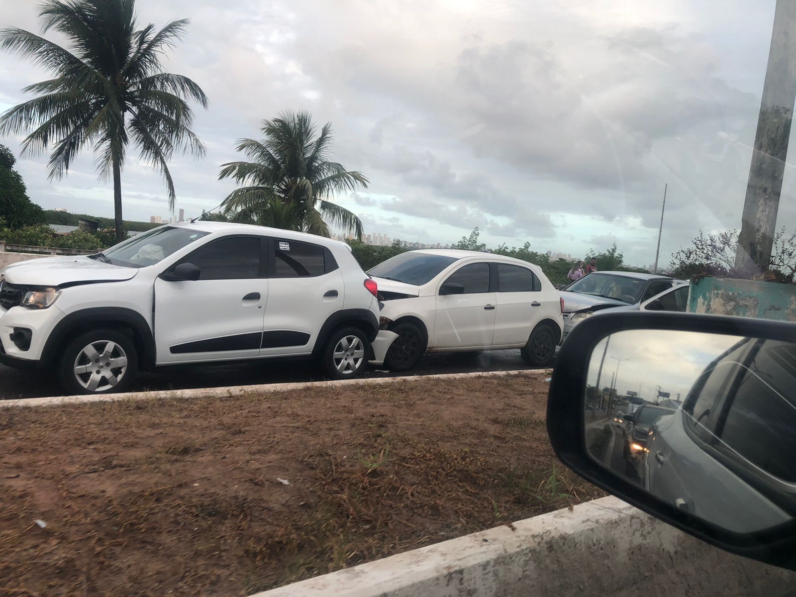 [VIDEO] Engavetamento de oito carros deixa trânsito lento na Ponte de Igapó