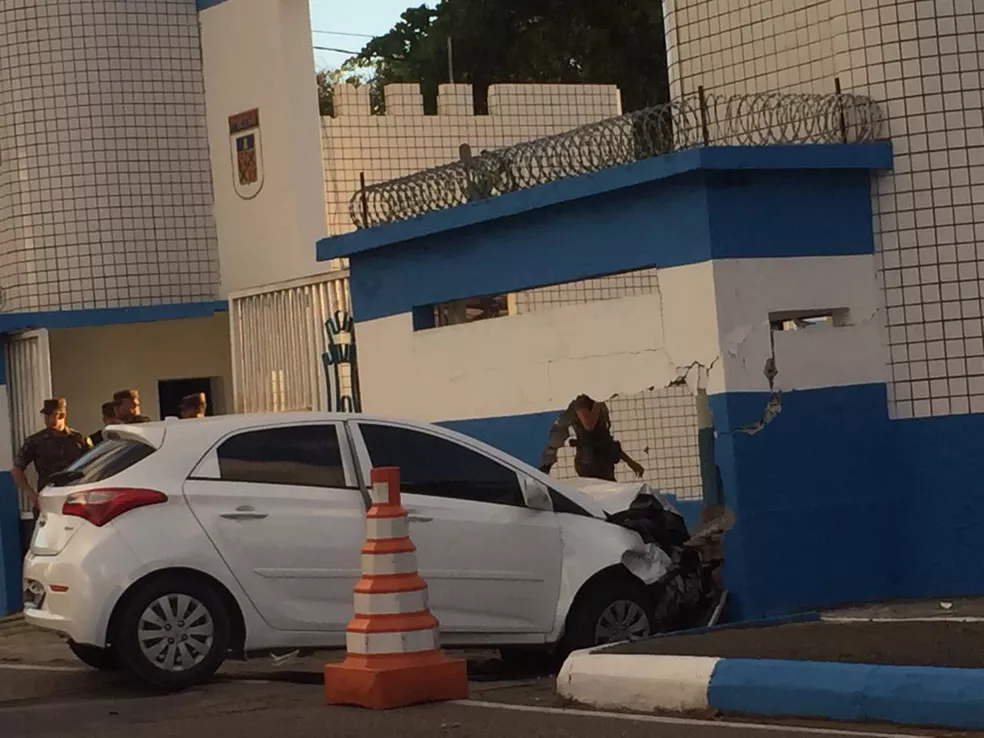 Motorista perde controle de carro, bate e derruba parte de muro de batalhão do Exército