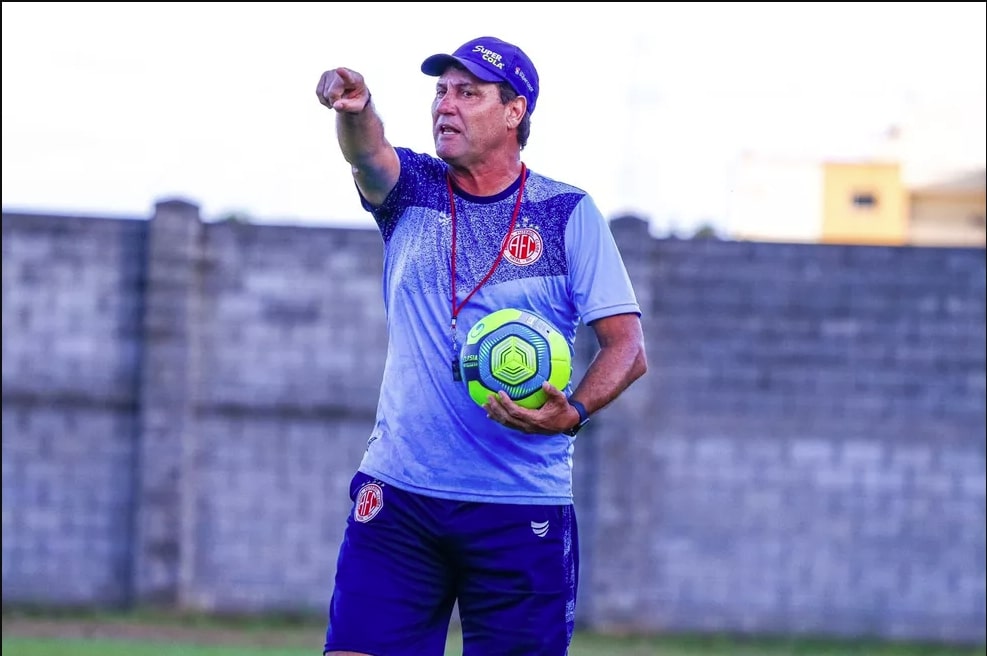 Técnico João Brigatti deixa o América