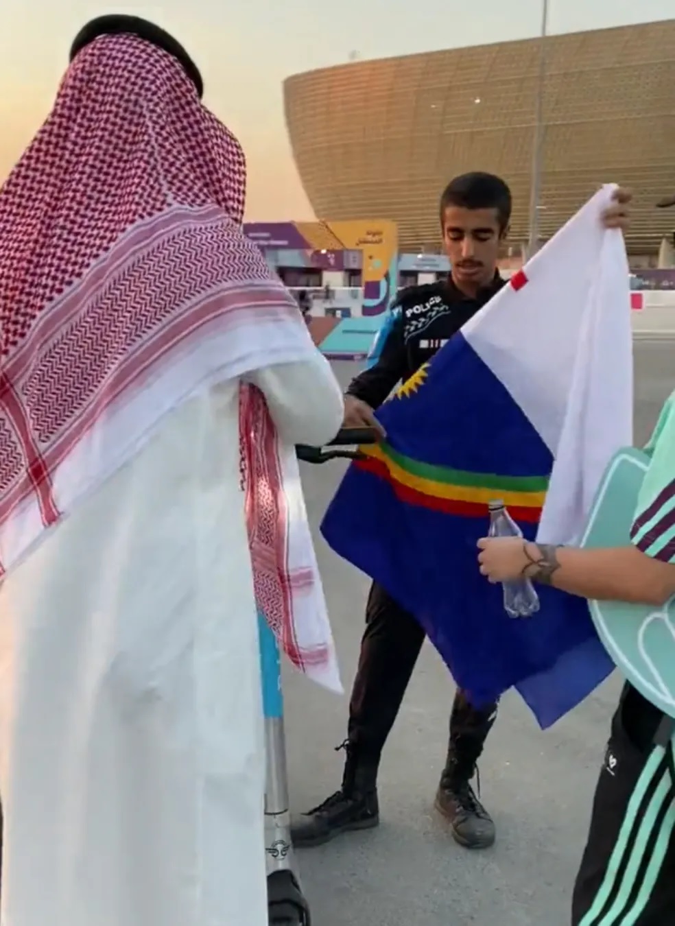 [VÍDEO] Bandeira de Pernambuco é confundida com LGBTQIAP+ e gera abordagem no Catar