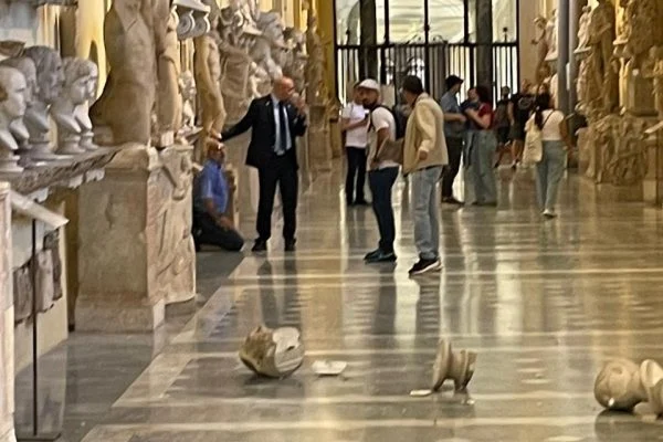 Em surto, turista quebra estátuas da Roma Antiga em museu do Vaticano