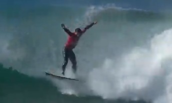 [VIDEO] Urgente: Italo Ferreira se machuca e deixa mar de ambulância