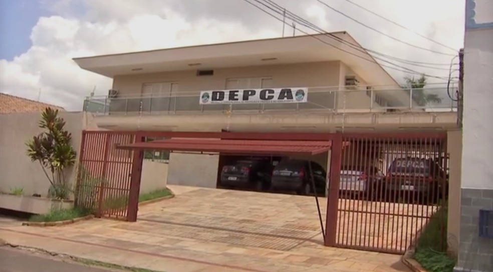 Mãe denuncia pai com Covid que abraçou e beijou filha de 10 anos