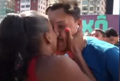 [VIDEO] Repórter é surpreendido com beijão durante entrevista ao vivo no carnaval