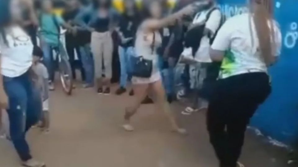 [VÍDEO] Jovem aponta arma para cabeça de aluna após discussão na frente da escola