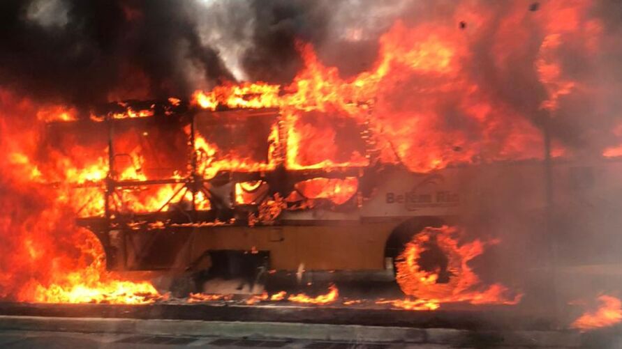 Criminosos tocam fogo em 4 ônibus e PRF diz que pode ser retaliação de facção por eleição de Wendel Lagartixa