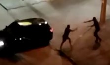 [VIDEO] Vítima é baleada durante assalto em frente a condomínio e grita: "Me ajuda"