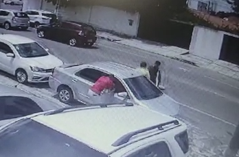 [VÍDEO] Câmera flagra dupla roubando carro na zona Sul de Natal